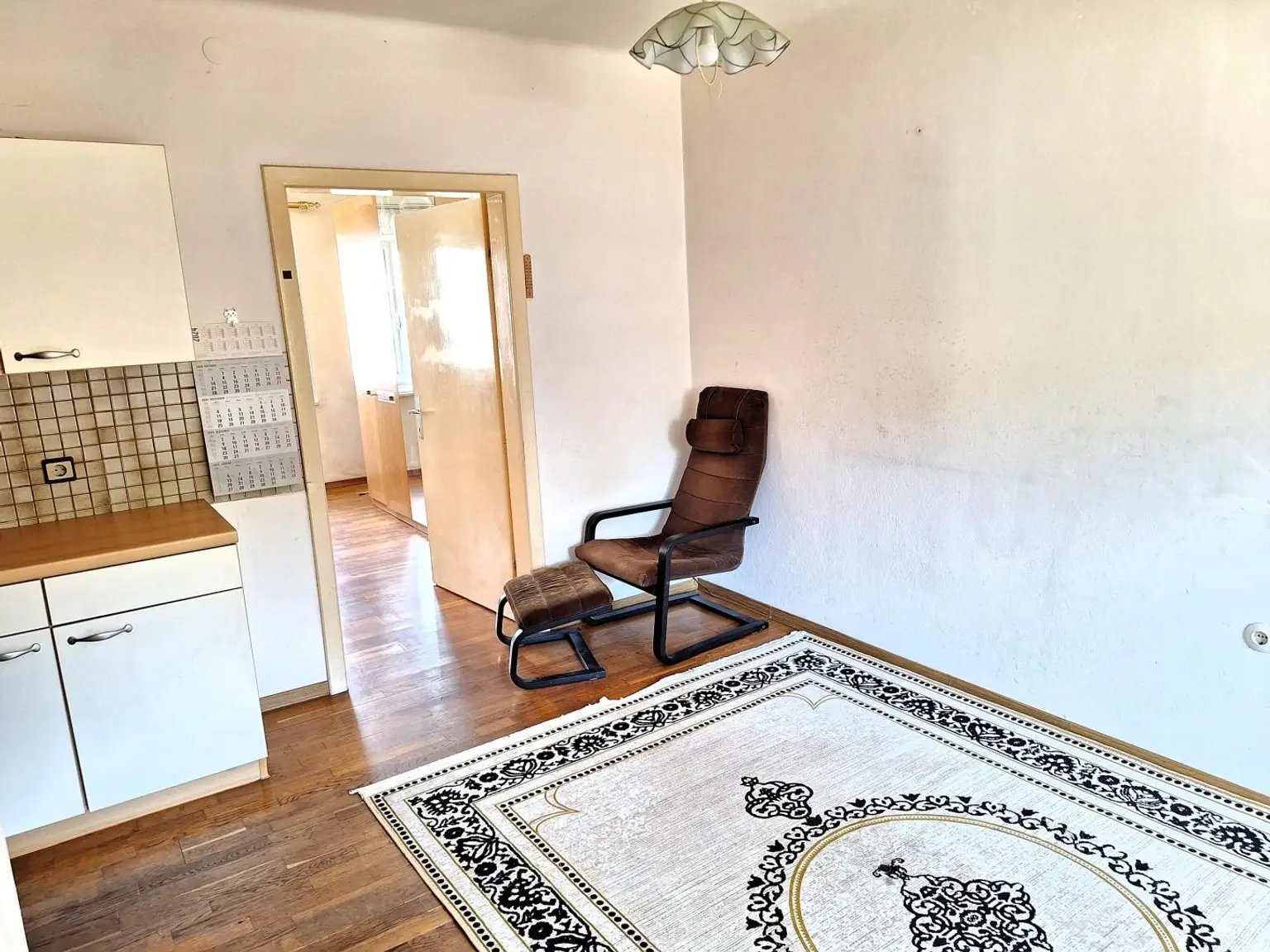 Essbereich mit Blick ins Schlafzimmer