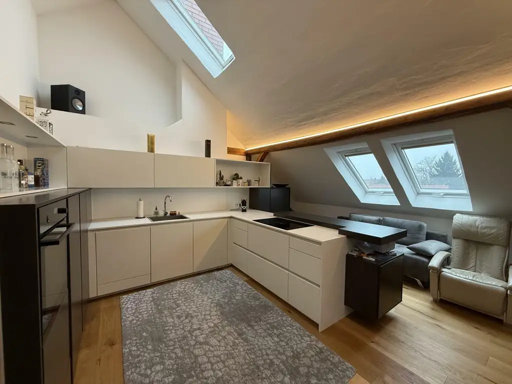 Seltene Gelegenheit! Hochwertige, offen geschnittene Wohnung mit Uhrturm-Blick