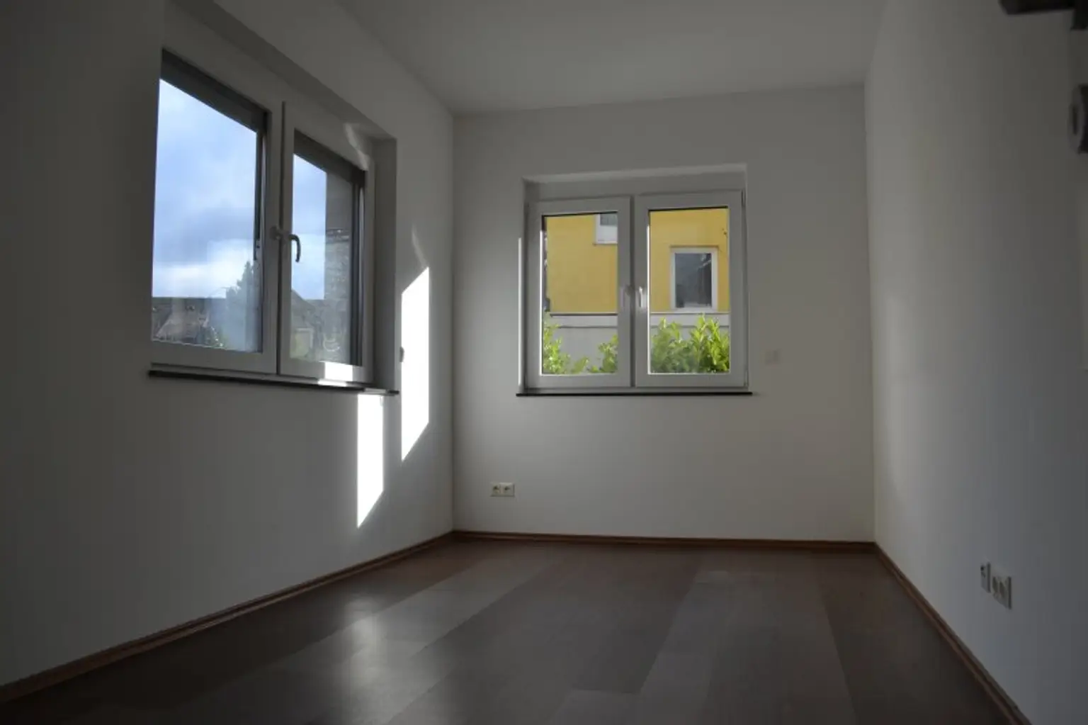 ATEMBERAUBENDER GARTEN - ZENTRAL BEGEHBARE ZIMMER - KÜCHE - AB SOFORT!