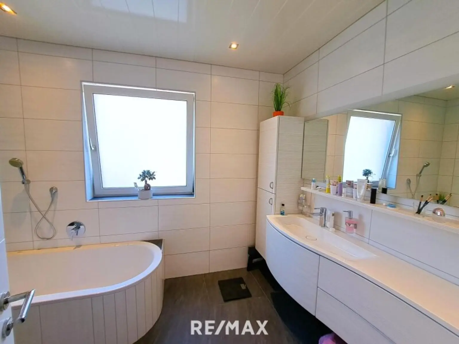 EG - Badezimmer mit Wanne und Dusche