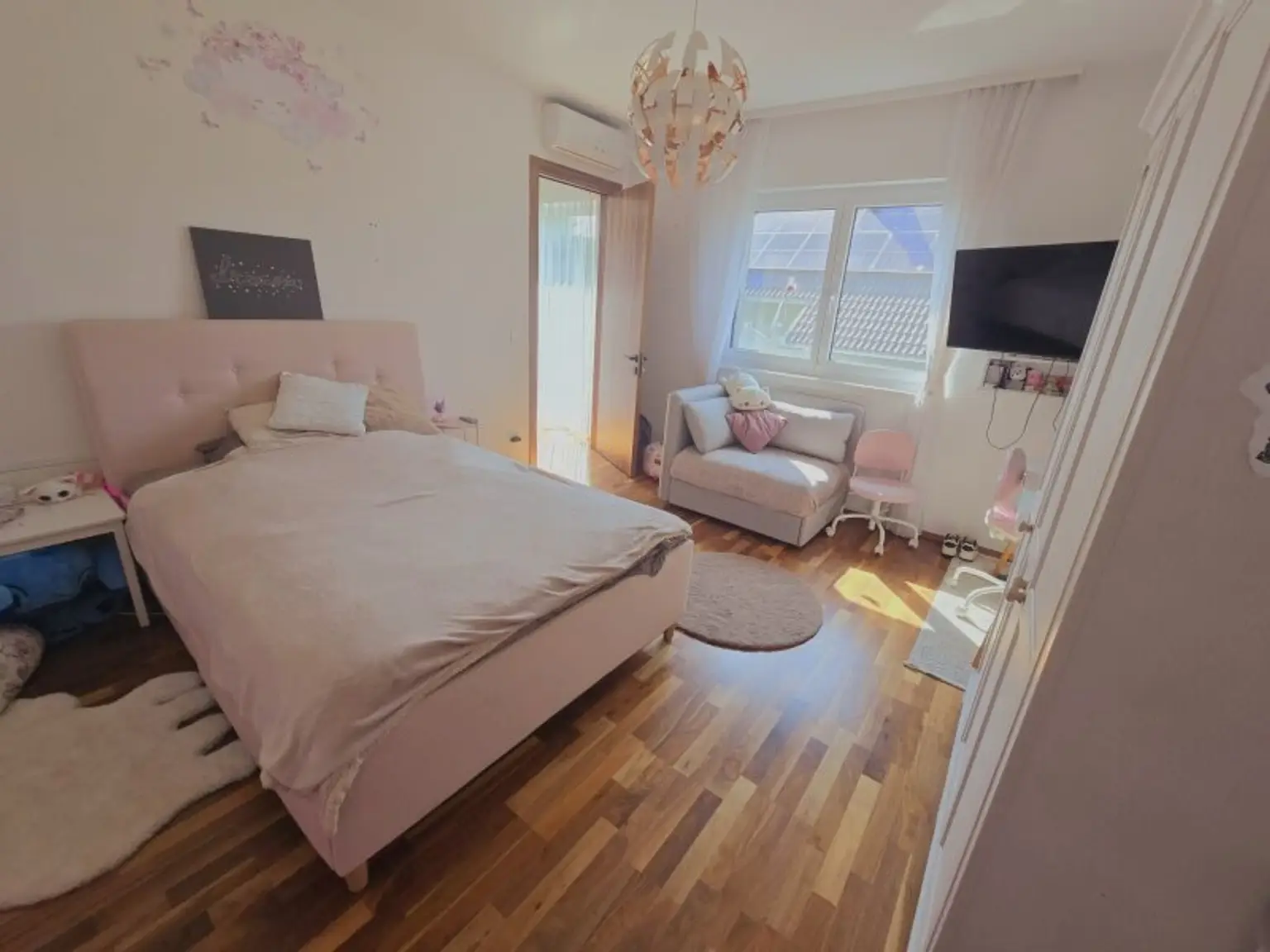 Traumhaft LUXURIÖS AUSGESSTATTETES SMART EFH in Leopoldsdorf: Wfl. 196m², 6 Zimmer, Balkon & Terrasse! + PHOTOVOLTAIK ANLAGE mit STROMSPEICHER + beheizter POOL  + GARAGE + GRILLPLATZ +