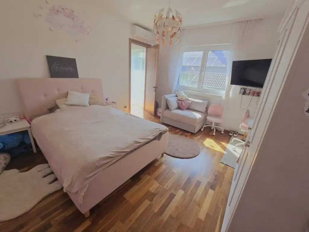 Traumhaft LUXURIÖS AUSGESSTATTETES SMART EFH in Leopoldsdorf: Wfl. 196m², 6 Zimmer, Balkon & Terrasse! + PHOTOVOLTAIK ANLAGE mit STROMSPEICHER + beheizter POOL  + GARAGE + GRILLPLATZ +