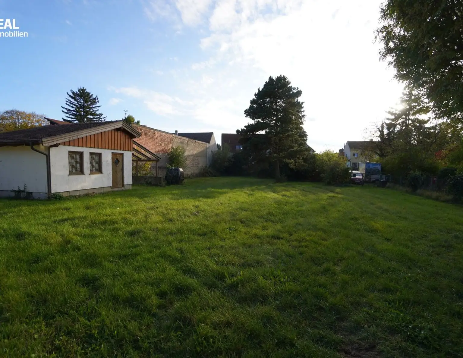 RARITÄT!! GELDANLAGE OHNE BAUZWANG IN WÜRNITZ!! IHR TRAUMGRUNDSTÜCK IN BESTLAGE WARTET AUF SIE!! AUCH FÜR BAUTRÄGER GEEIGNET, DA BIS ZU 4 WOHNEINHEITEN MÖGLICH!!