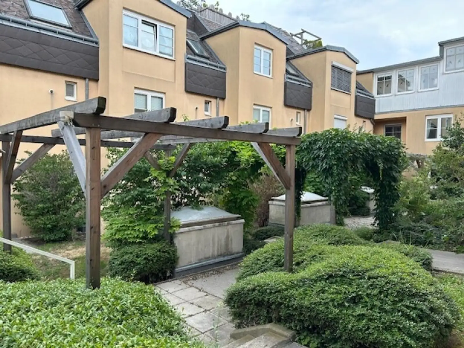 +TOP ANGEBOT € 444.444.- + REIHENHAUS in idyllischer RUHELAGE mit romantisch gepflegter GARTENANLAGE - Eigentum mit Terrasse, VOLLKELLER und Garage!