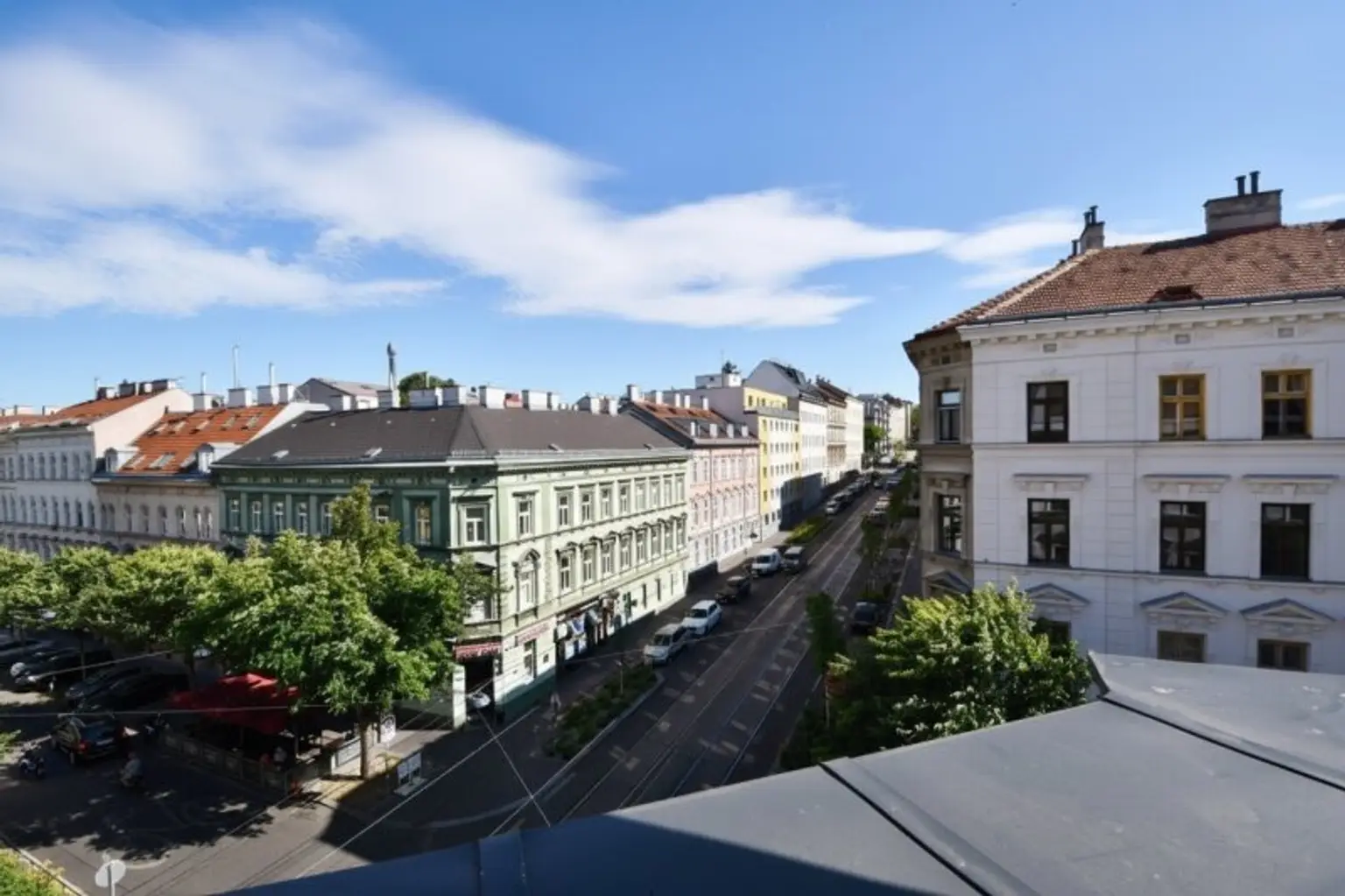 Charmantes Dachgeschoss-Domizil mit Loggia in urbaner Toplage