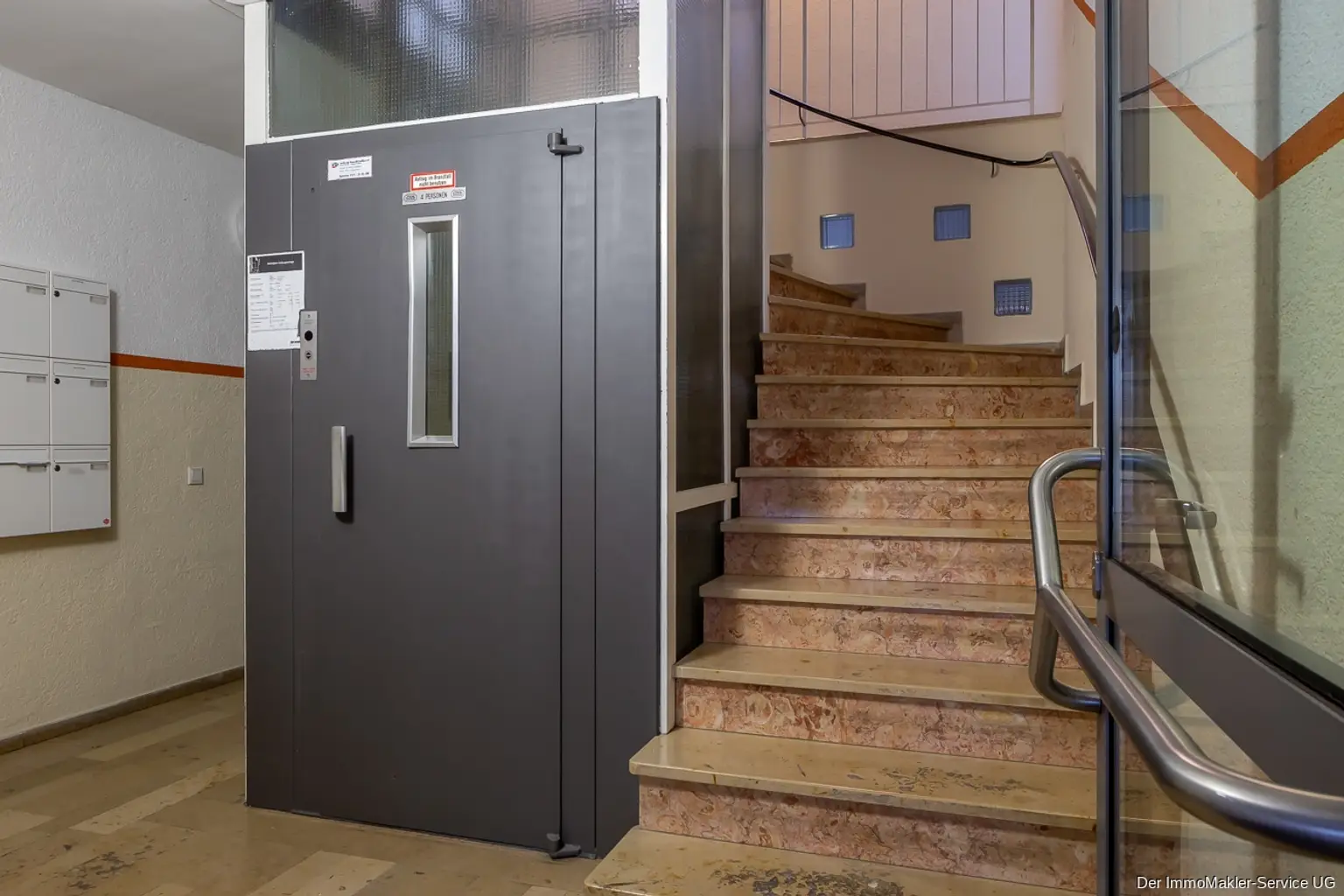 Treppenhaus mit Fahrstuhl