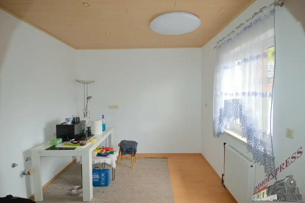 Ein-/ Zweifamilienhaus auf 1.490 m² mit Einliegerwohnung und Garage - Sackgasse