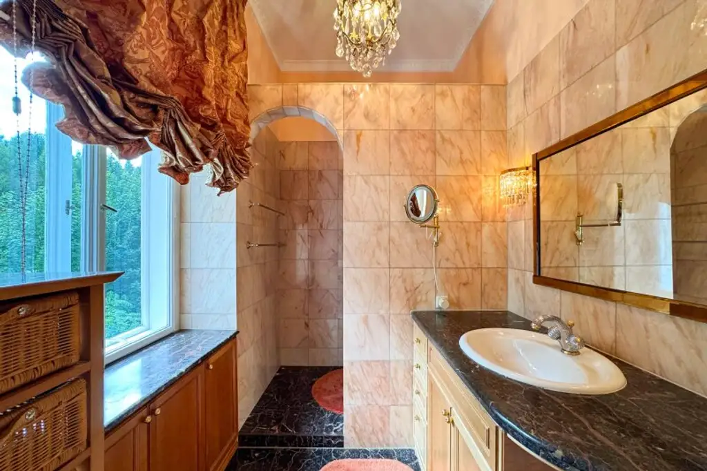 Schlossartige Villa auf über 6.600 m² teilbarem Bauland in einzigartiger Lage Pressbaums