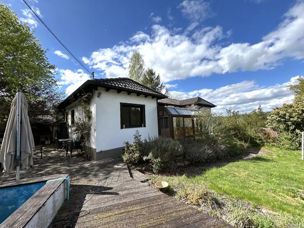 Charmanter Bungalow mit Gartenparadies und vielseitigem Nutzungspotenzial
