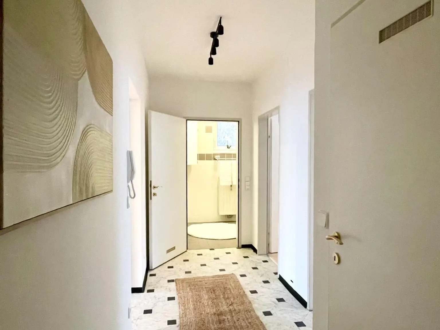 Idyllisch leben am Stadtrand – Lichtdurchflutete Wohnung mit Balkon ins Grüne