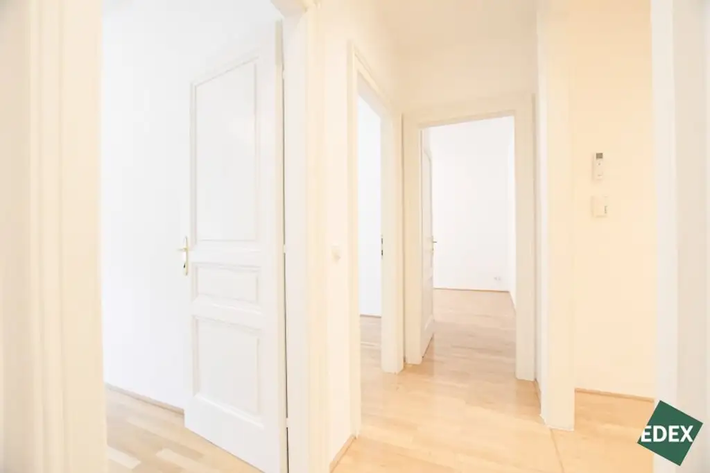 Modernes Altbau-Büro mit Parkblick