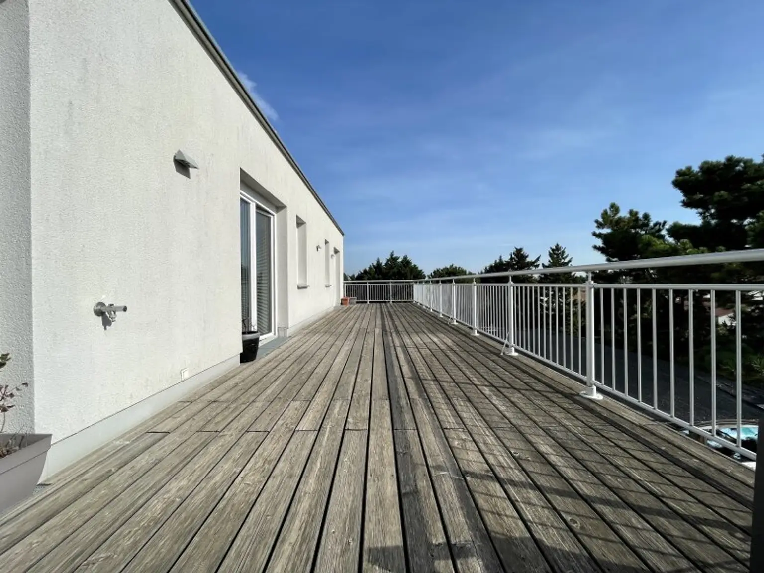 RARITÄT - PENTHOUSE MIT WINTERGARTEN UND TRAUMTERRASSE - KLIMAANLAGE UND ZWEI GARAGENPLÄTZE - TOP- INFRASTRUKTUR