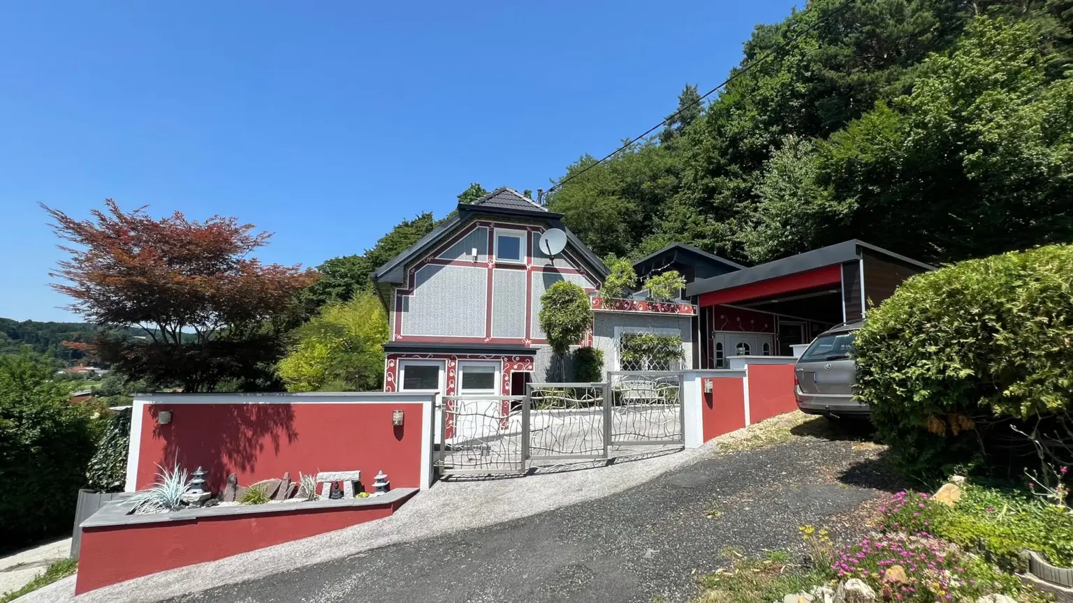 Wohnhaus mit wunderschönem Garten und Pool in erhöhter Lage!