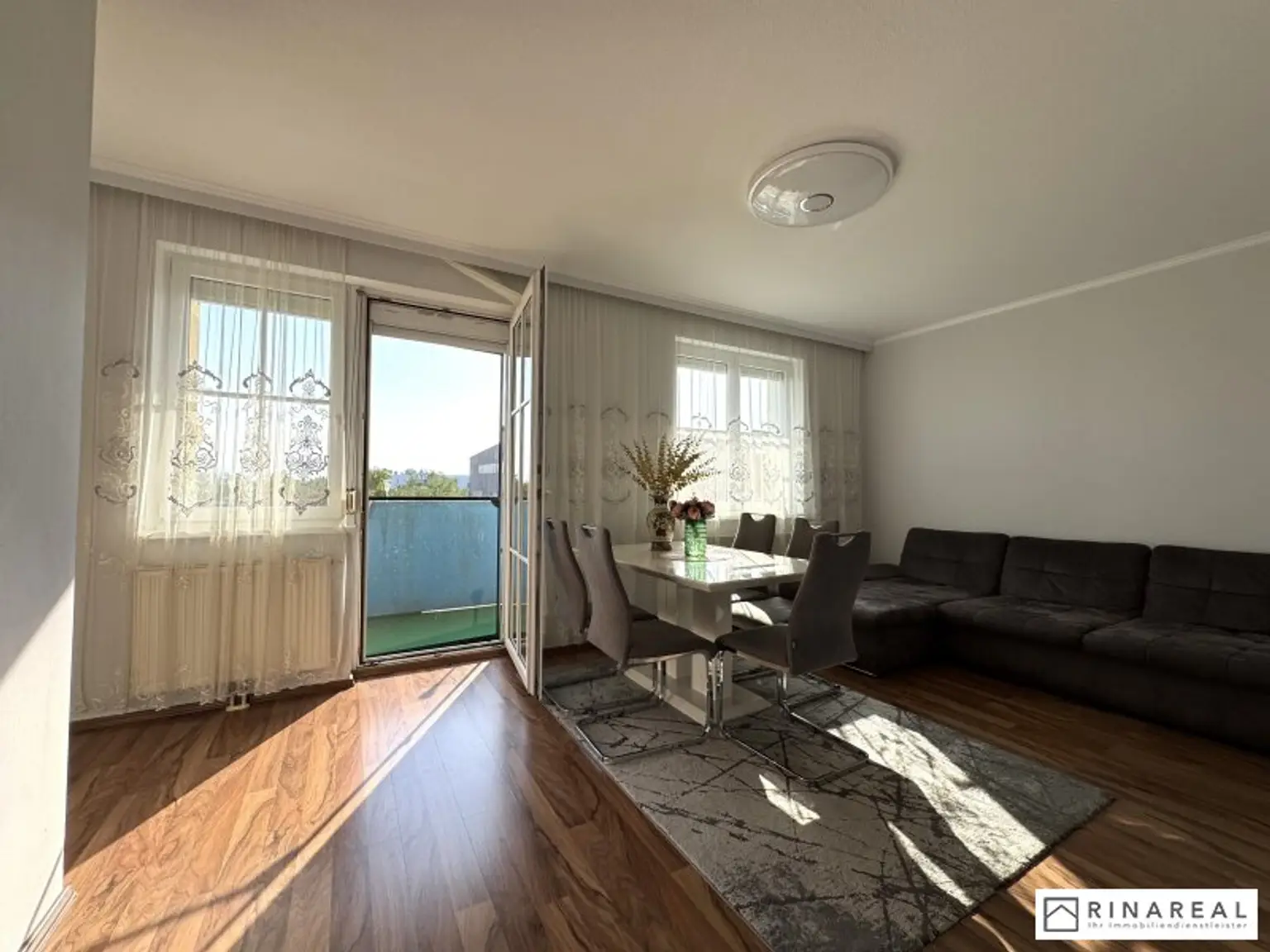 VOLKSBADGASSE | 3 Zimmer Wohnung mit Loggia | renoviert 2020 | zzgl. PKW-Stellplatz