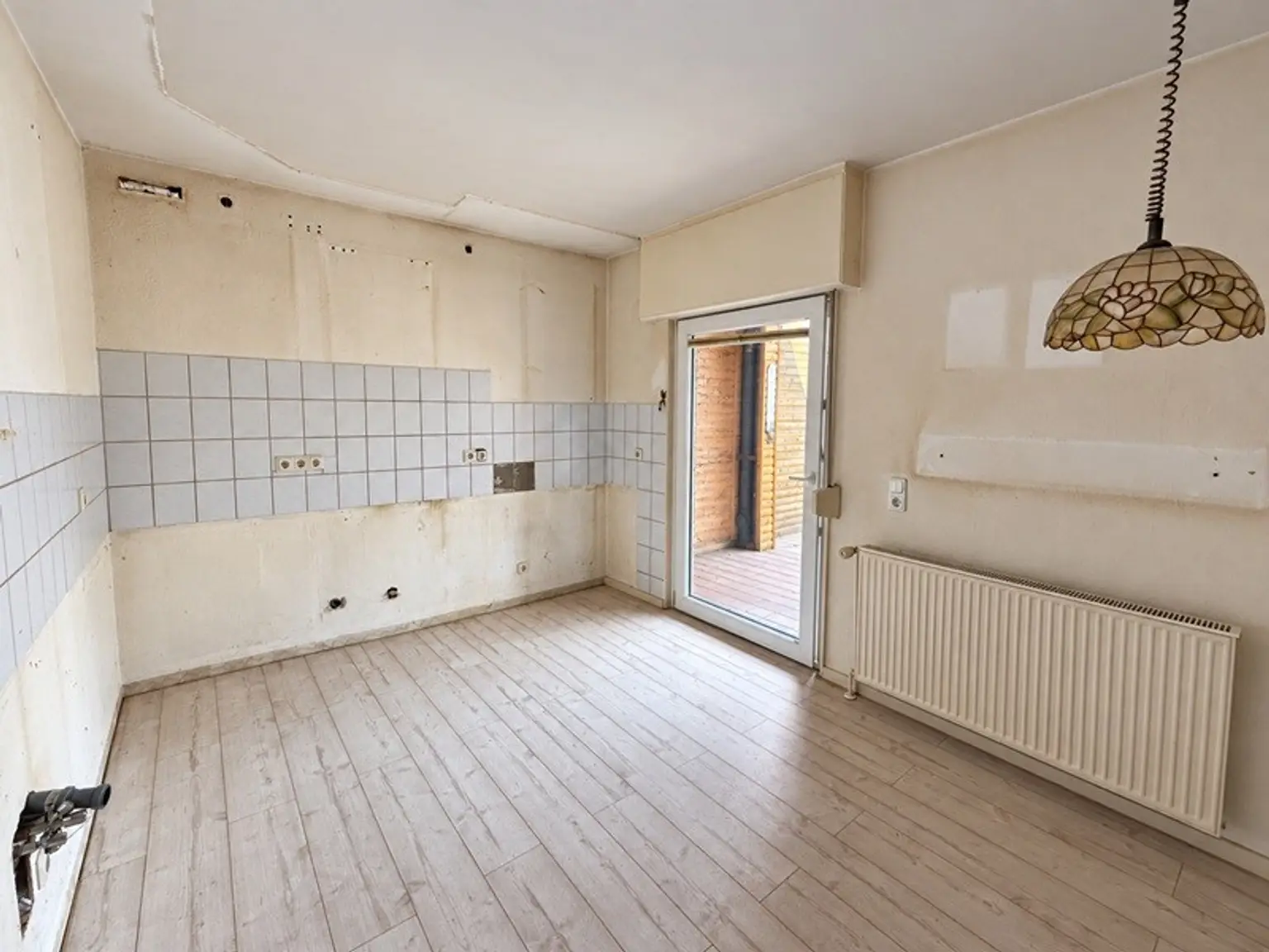 Küche mit Terrassenzugang