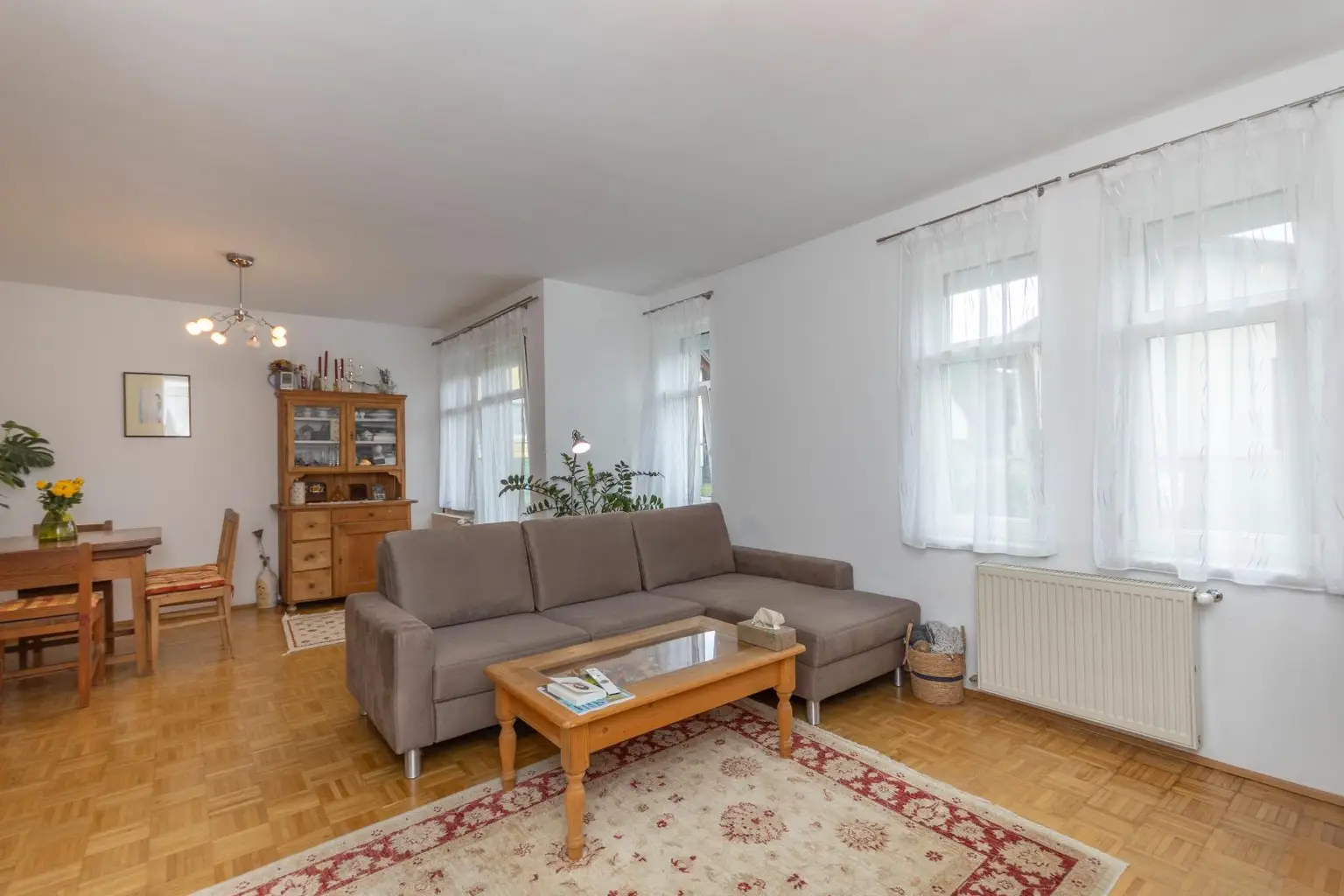FREUNDLICHE WOHNUNG MIT GARTENNUTZUNG UND PARKPLATZ
