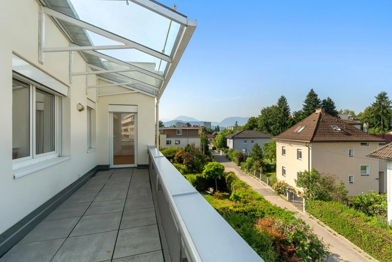 Stilvolle 4-Zimmer-Wohnung im Penthouse-Flair mit Dachterrasse