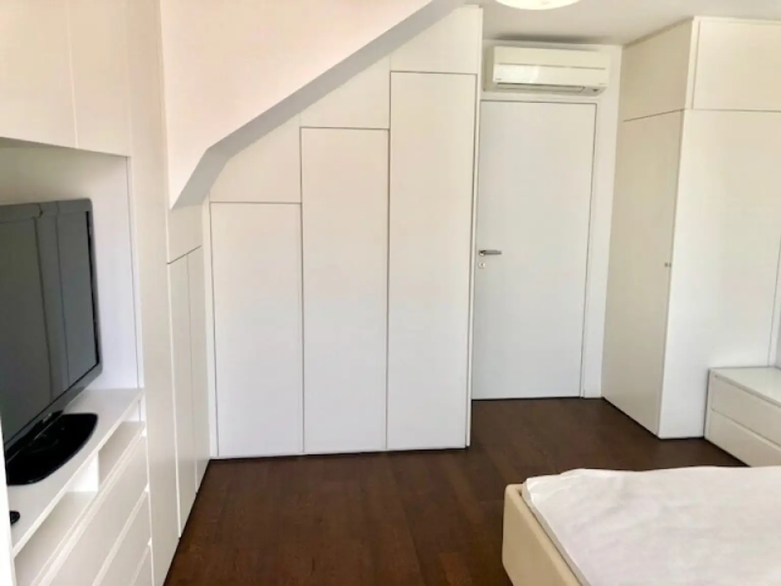 MIETWOHNUNG-INNENSTÄDTISCHE & EXQUISITE - PENTHOUSE- WOHNUNG-OHNE DACHSCHRÄGEN! mit 2,5-Zimmern in Top Lage - NASCHMARKT - 1060 WIEN!