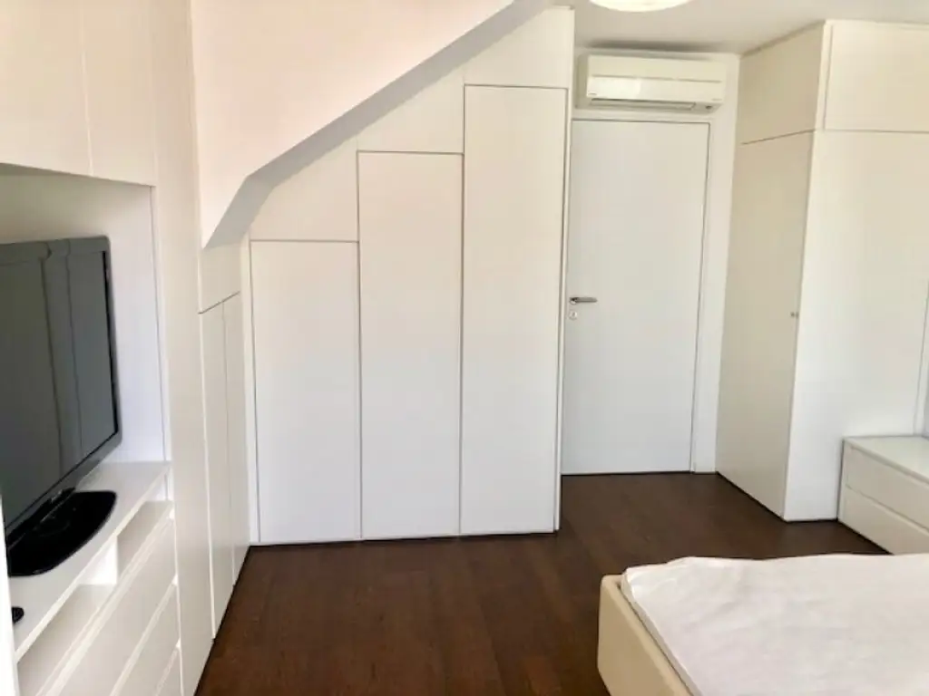 MIETWOHNUNG-INNENSTÄDTISCHE & EXQUISITE - PENTHOUSE- WOHNUNG-OHNE DACHSCHRÄGEN! mit 2,5-Zimmern in Top Lage - NASCHMARKT - 1060 WIEN!