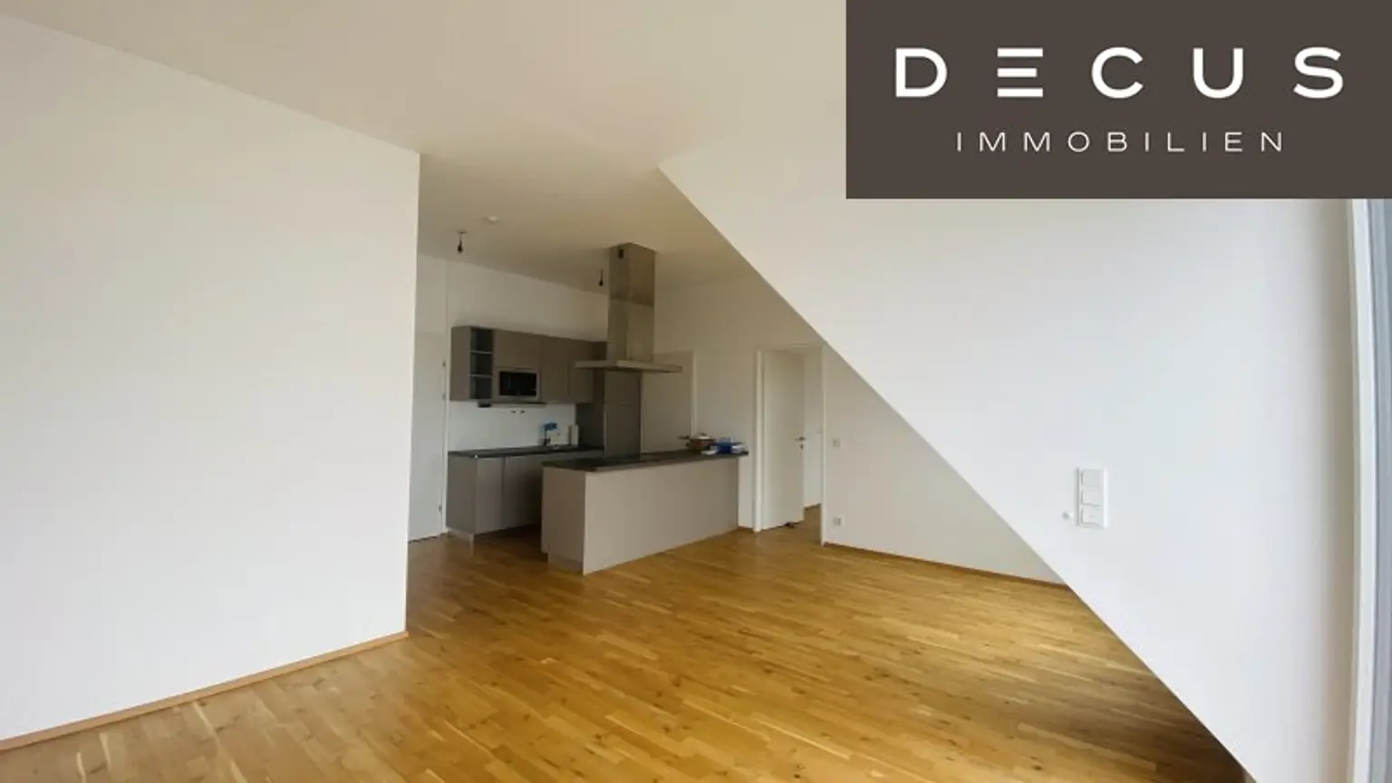 / BALKON / 3 ZIMMER / 2 BÄDER /  MODERNE ANLAGE / U-BAHN NÄHE
