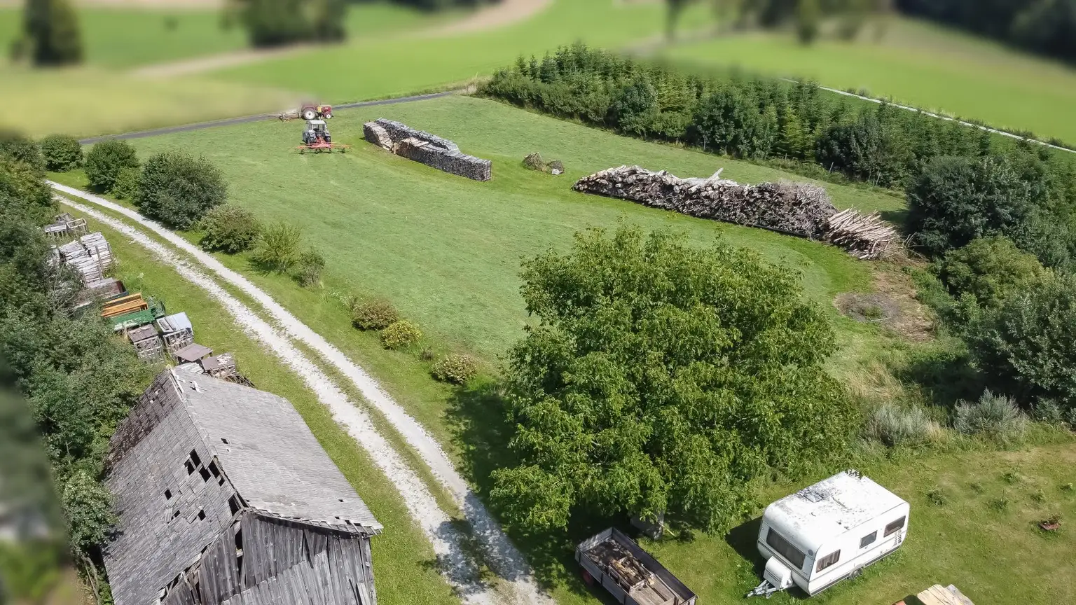 Sanierungsbedürftiger Bauernhof mit Hobby-Autowerkstatt in idyllischer Lage