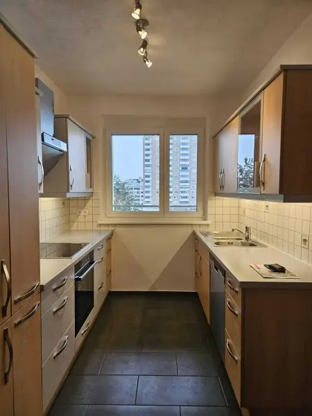 Moderne Küche mit Markengeräten