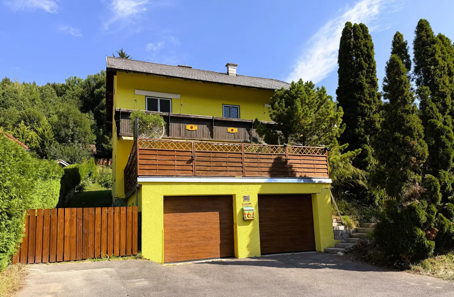 Hausfront mit Garagen und Terrasse