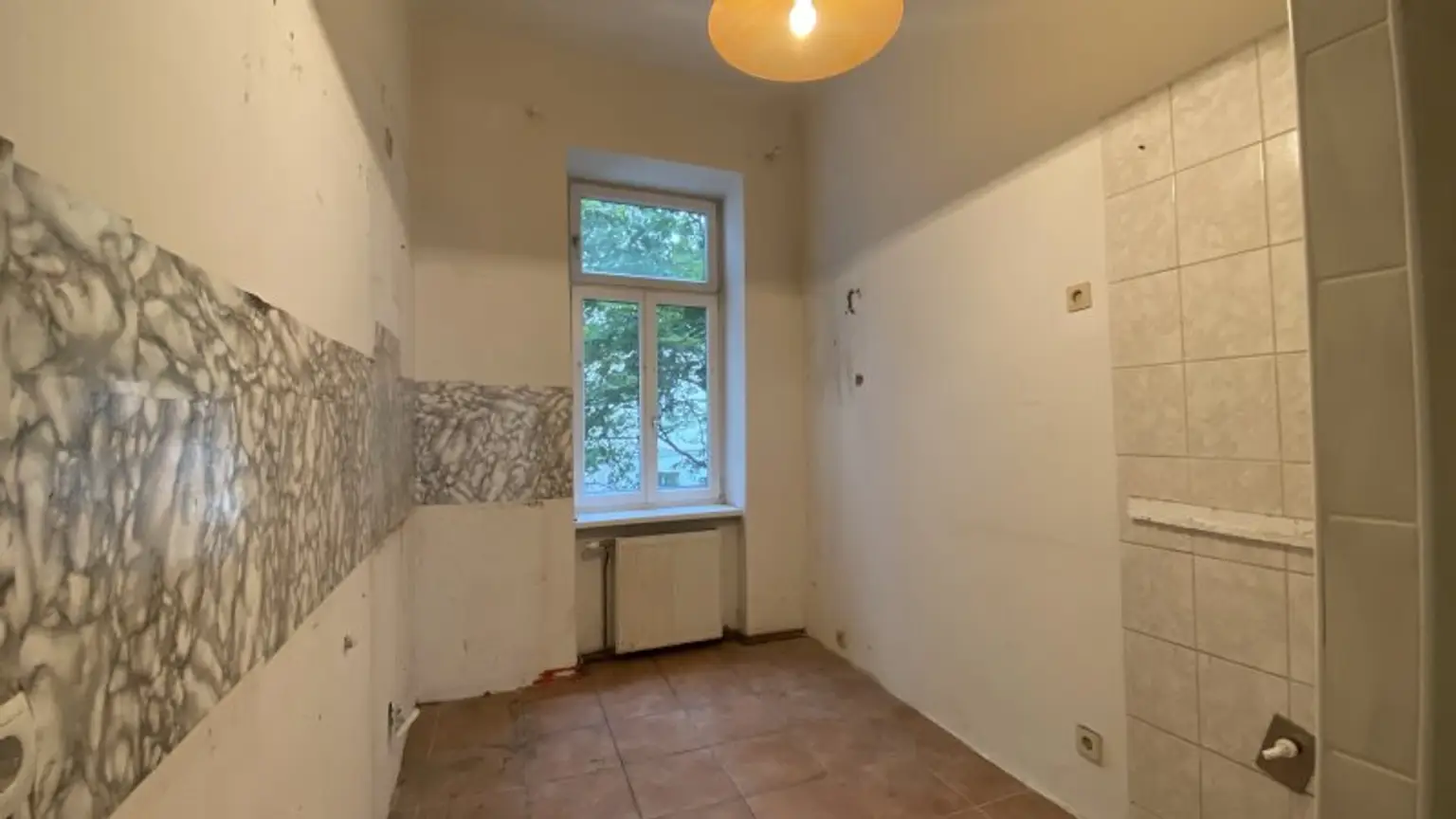 2 -Zimmer-Altbauwohnung - Sanierungsbedürftig