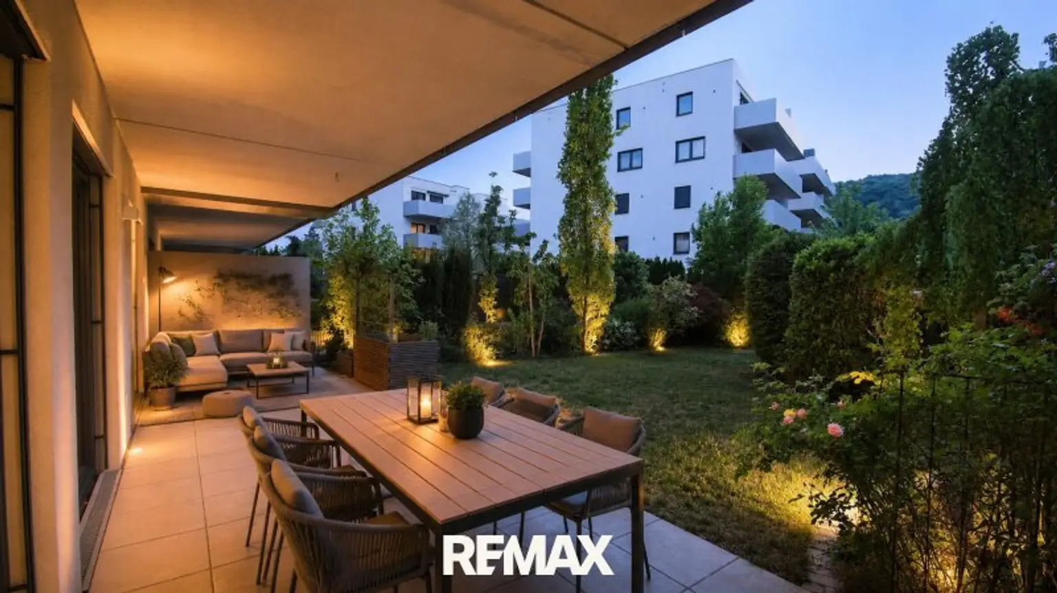 Garten Abendansicht mit Einrichtungsbeispiel