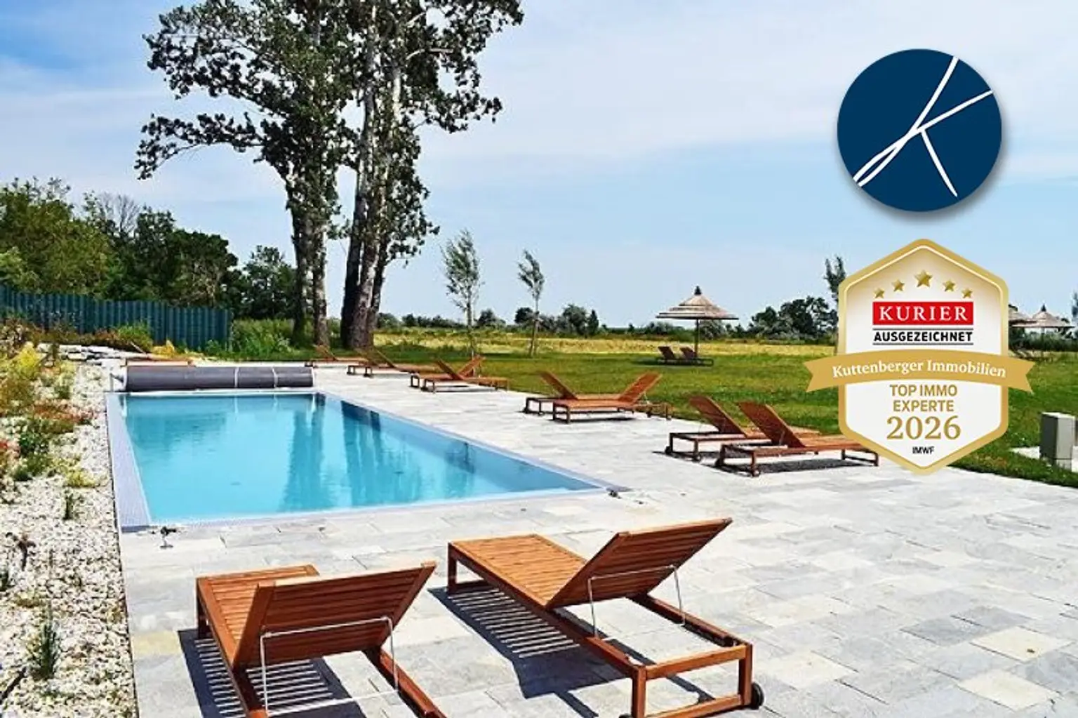 Großes Gemeinschaftspool mit Liegewiese