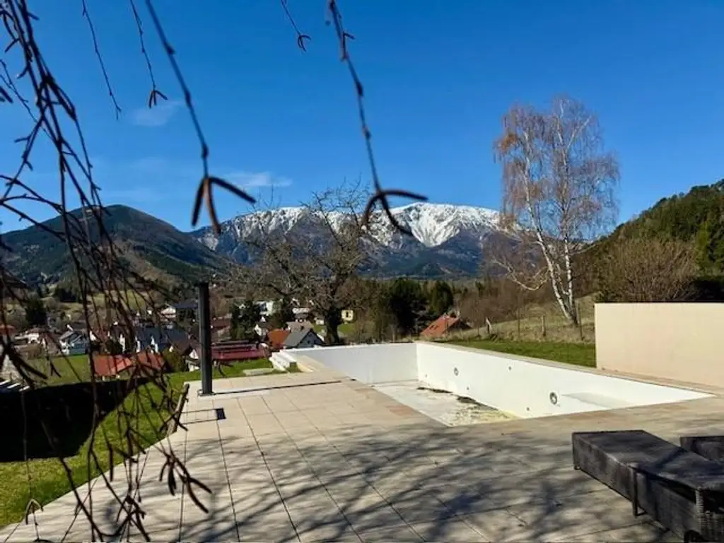 Einfamilienhaus und Gästehaus auf großem Grundstück, Pool und Schneebergblick!