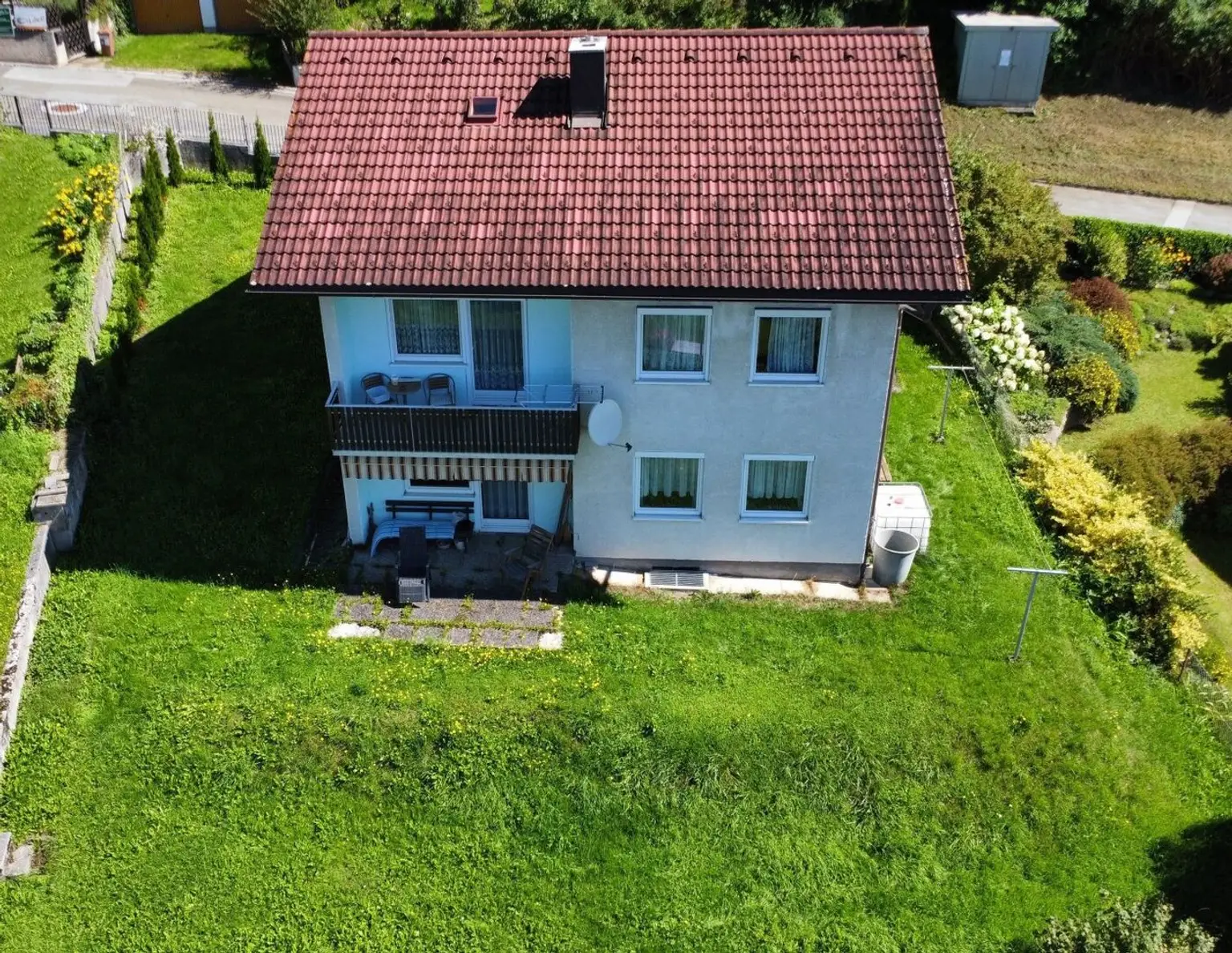 Wohnhaus mit südseitigem Balkon u. Terrasse, Garagen, voll unterkellert