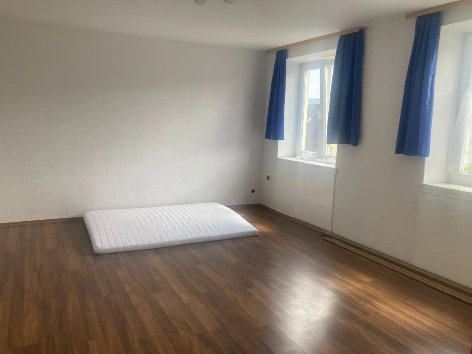 Zinshaus mit 3 Wohnungen, Garagen und Nebengebäude