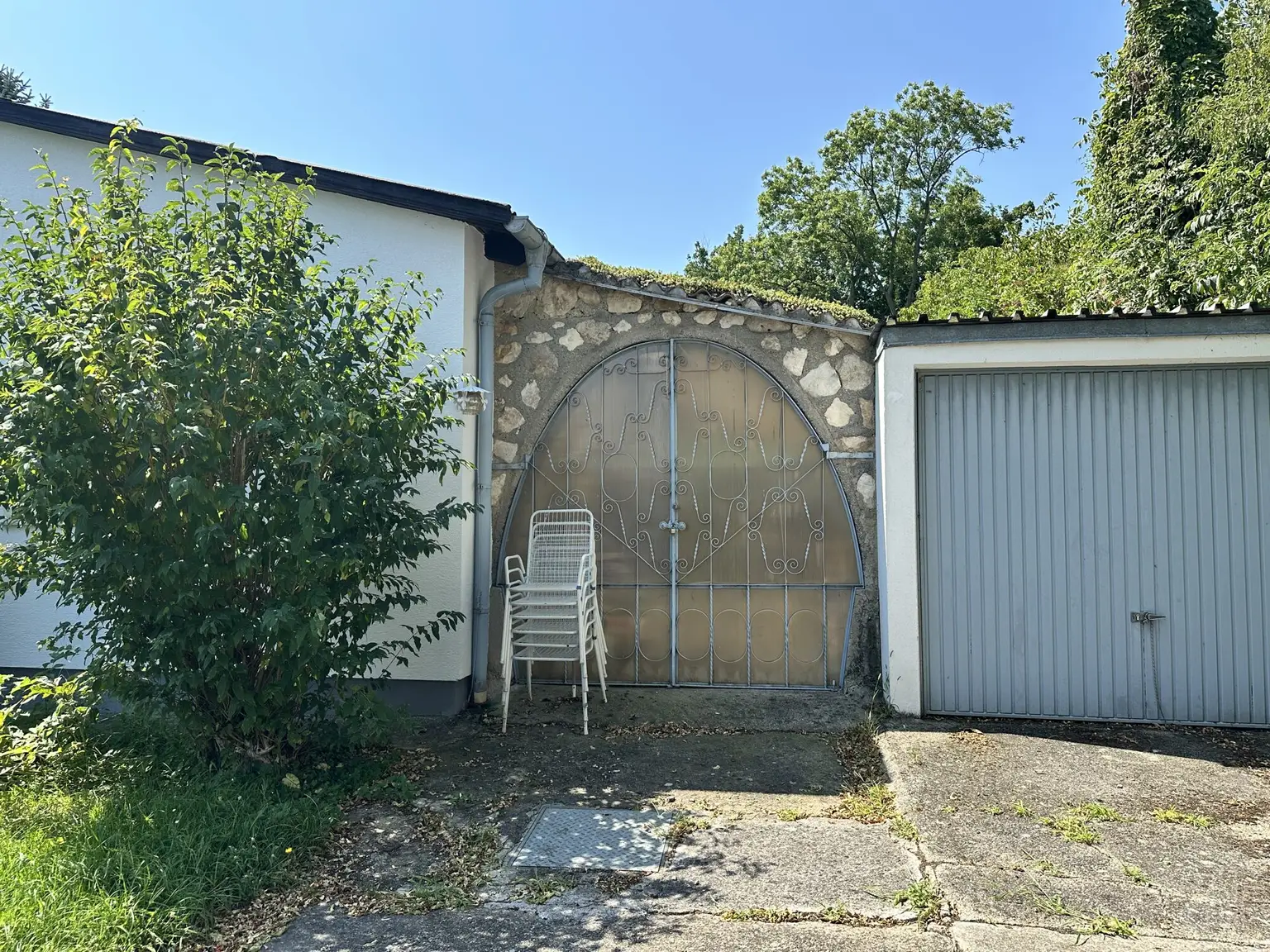 Charmanter Bungalow auf großzügigem Grundstück mit Seeblick