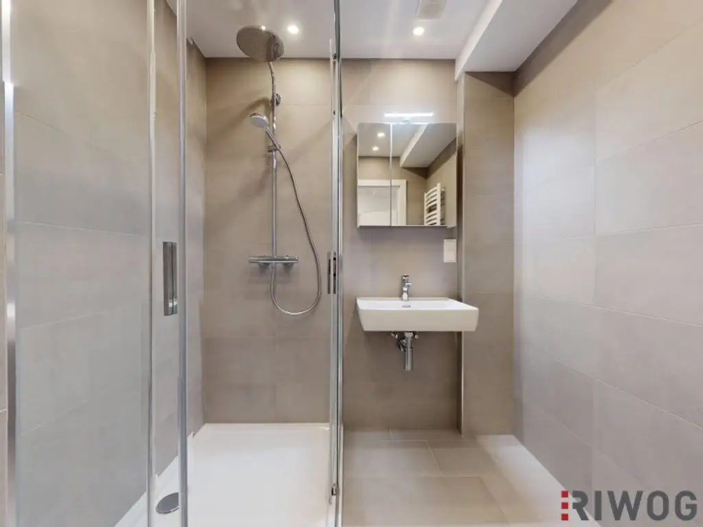 ERSTBEZUG nach Sanierung I 3 Zimmer Wohnung mit Balkon in wundervoller Grünlage I Tischler Einbauküche inkl. Siemensgeräte im Preis inbegriffen