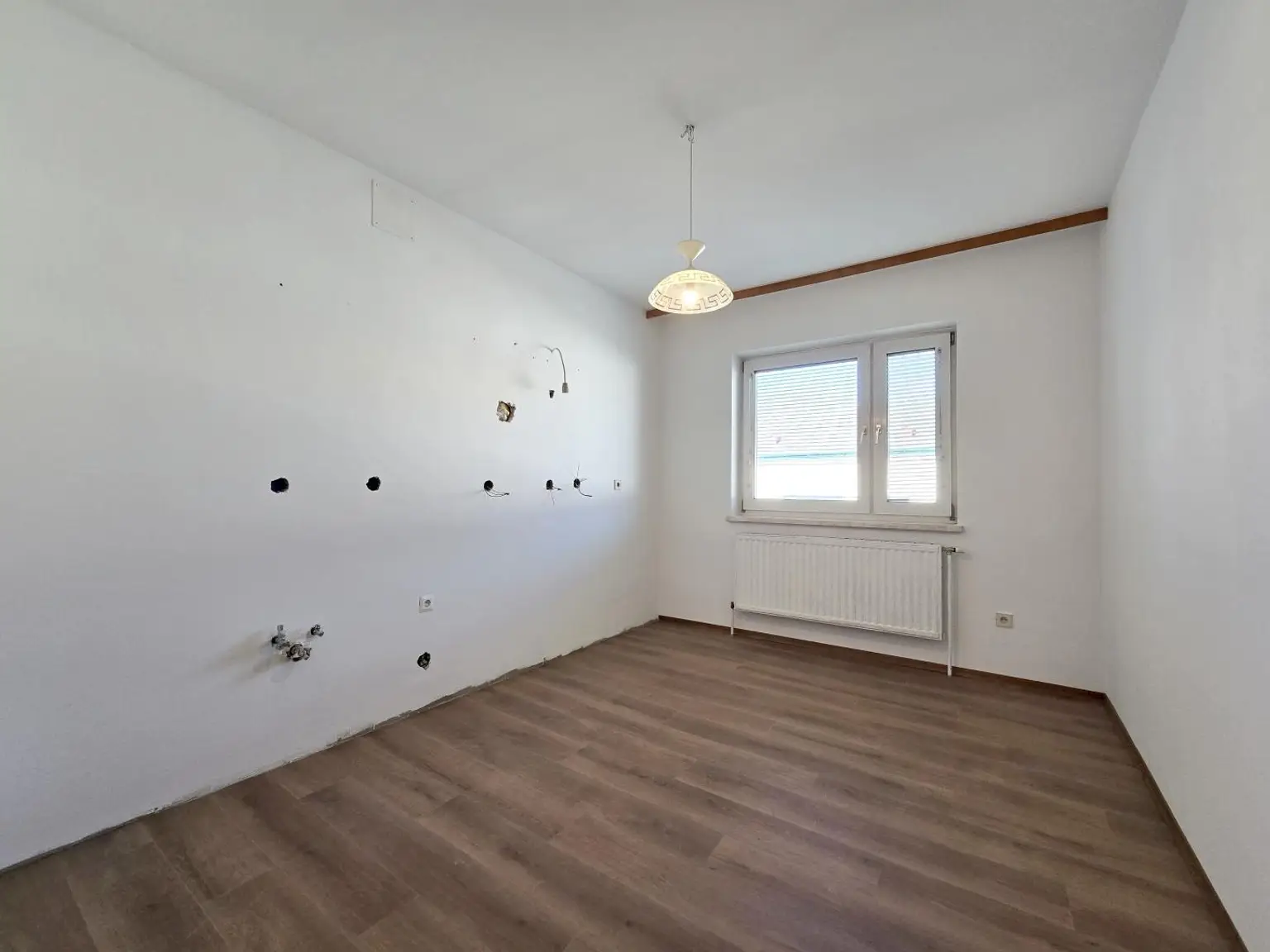 dzt leere Küche, wird möbliert