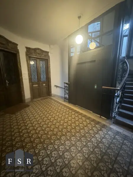 Steinwurf zum Augarten - Nach Ihren Vorstellungen und Bedürfnissen gestalten: Sanierungsbedürftiges strassenseitiges Büro/Praxis/Verkaufsfläche etc. und Wohnung -  Prachtvolles Stilaltbauhaus