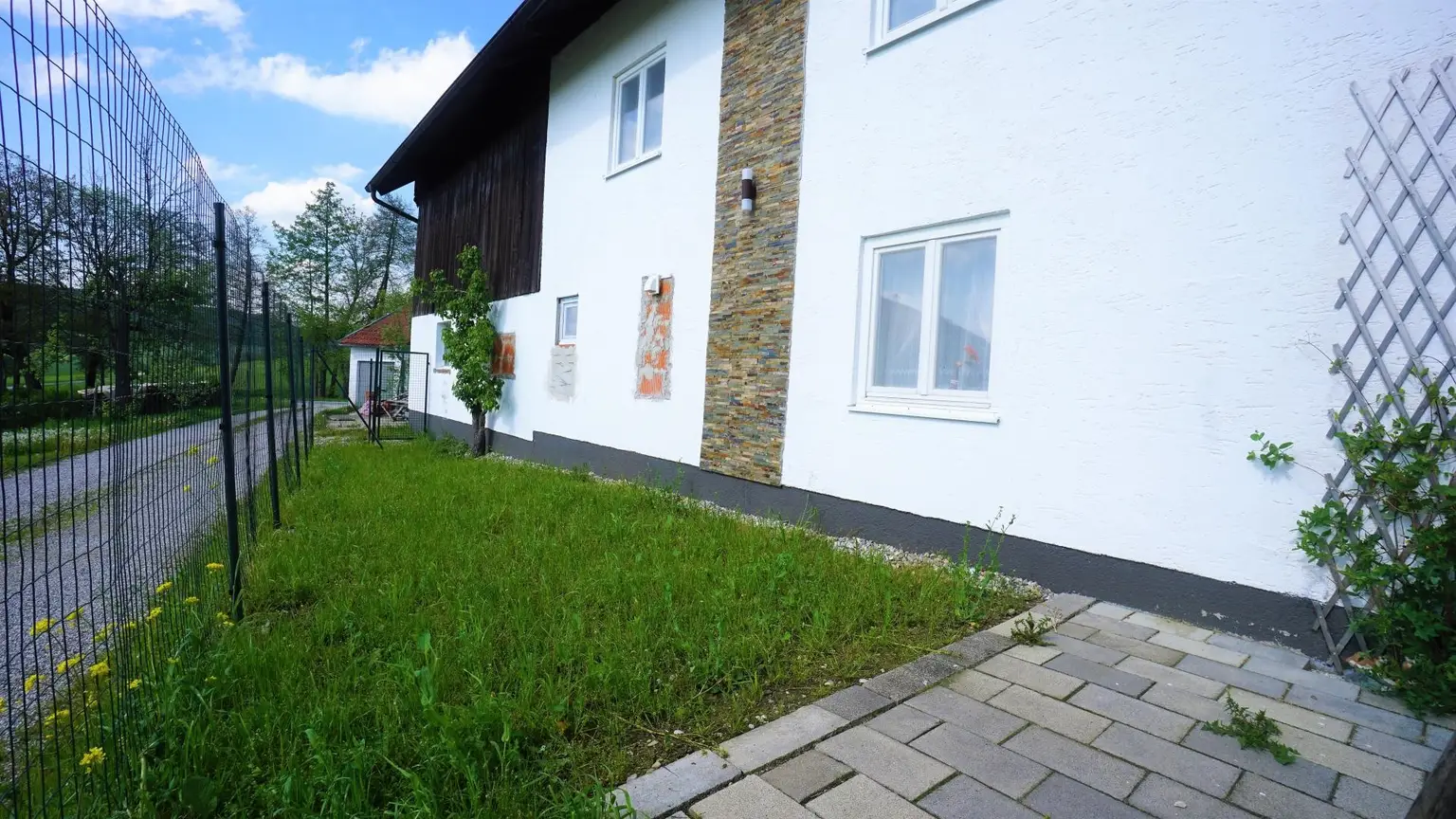 Bauernhaus mit Nebengebäude und Feldern in Durchham
