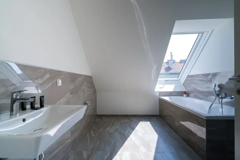 Traumhafte DG-Wohnung mit Terrasse