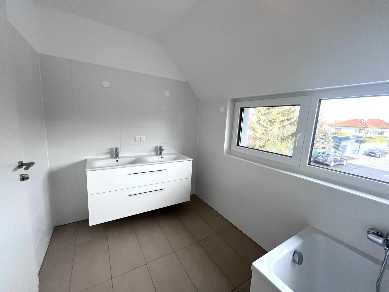 Erstbezug !!! Traumhafte Doppelhaushälfte -  mit 5 Zimmern, Garten, Wohnkeller und Stellplätzen!