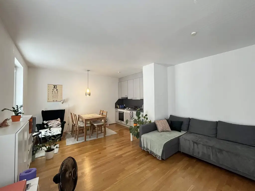Balkonwohnung mit 2 Zimmern und Blick in den Innenhof - 
nähe Schnellbahn-Station Rennweg!