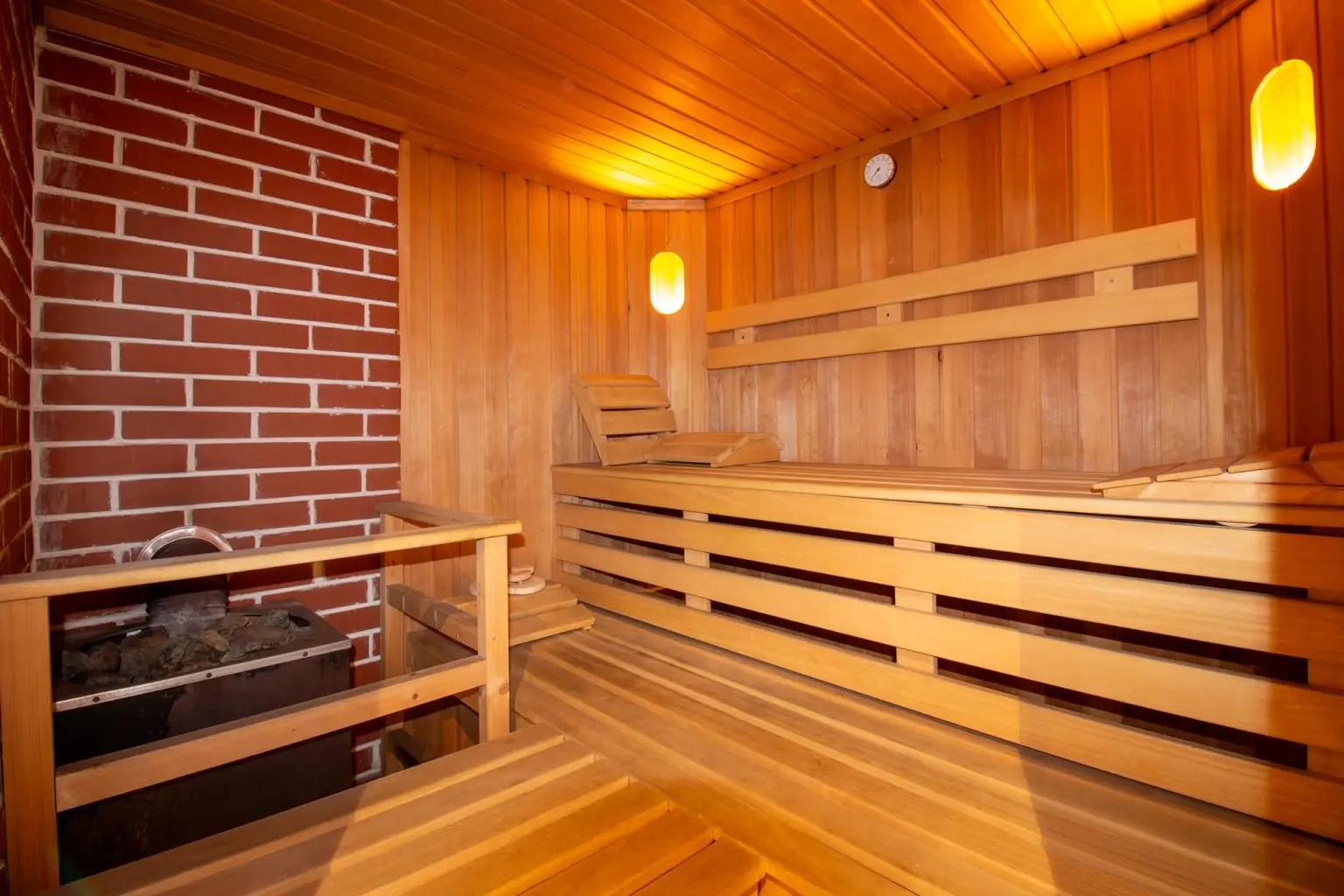 Einfamilienhaus mit Pool, Garten & Aussicht – Praxis & Mietpotential