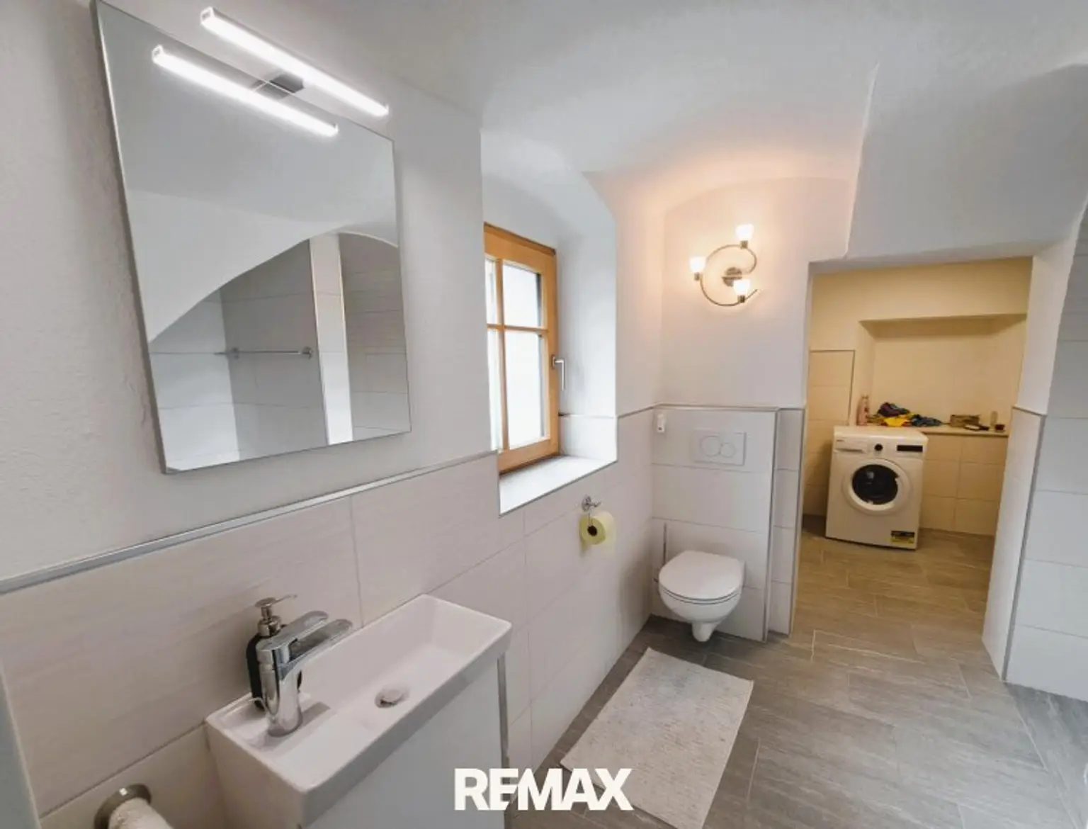 Badezimmer mit Waschraum