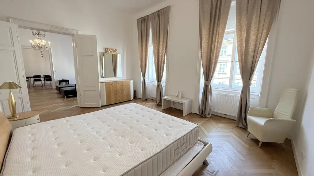 Prachtvolle Beletage mit Balkon in Bestlage am Rochusmarkt! Komplett möbliert.