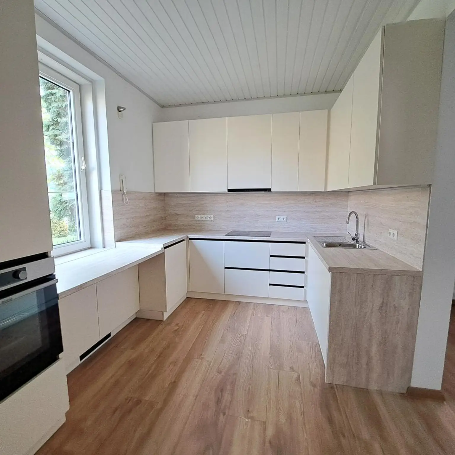 PROVISIONSFREI! Altbauflair für Mieter mit jungen Ideen!