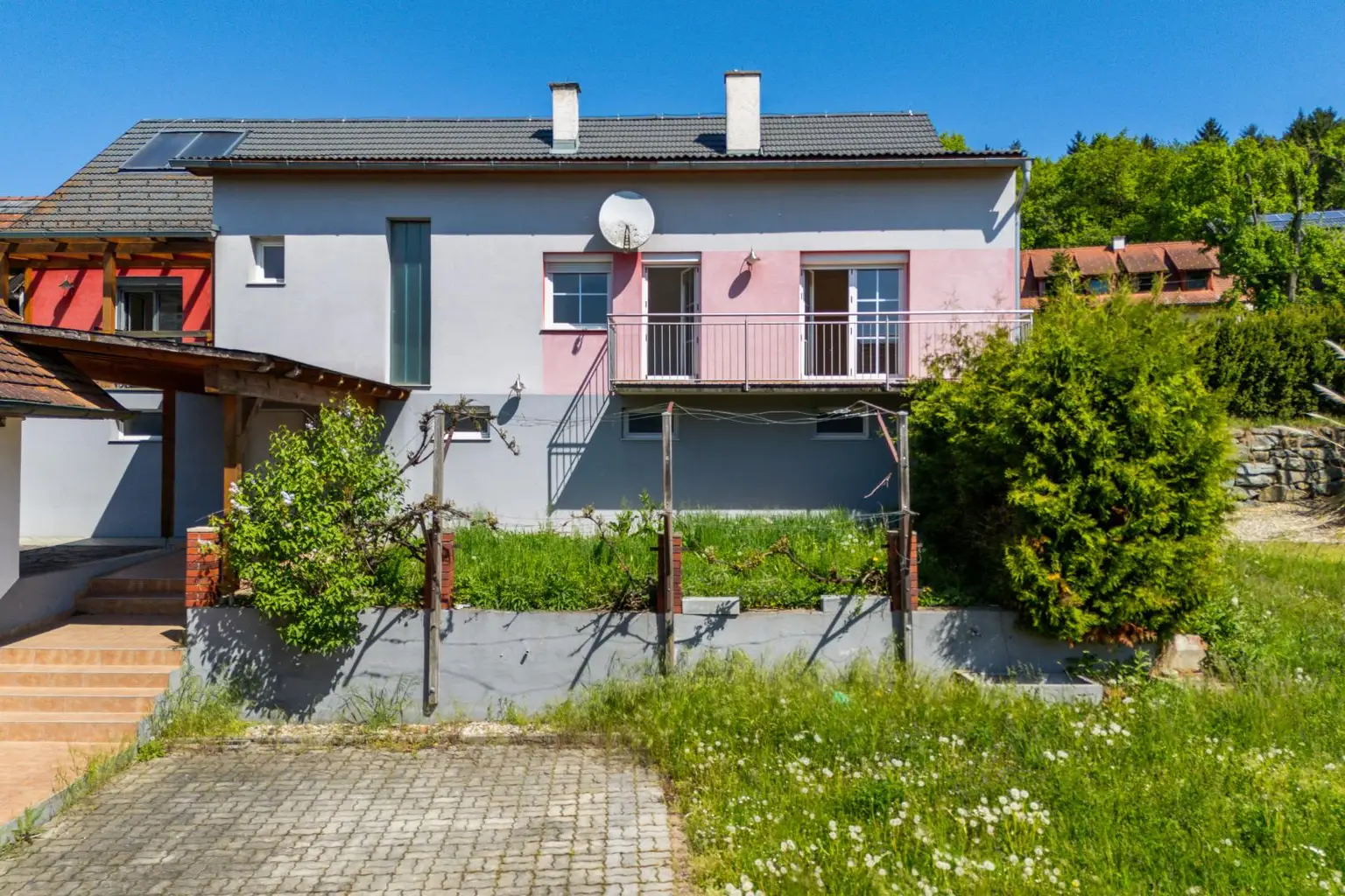 Einfamilienhaus mit großem Grundstück und Nebengebäuden