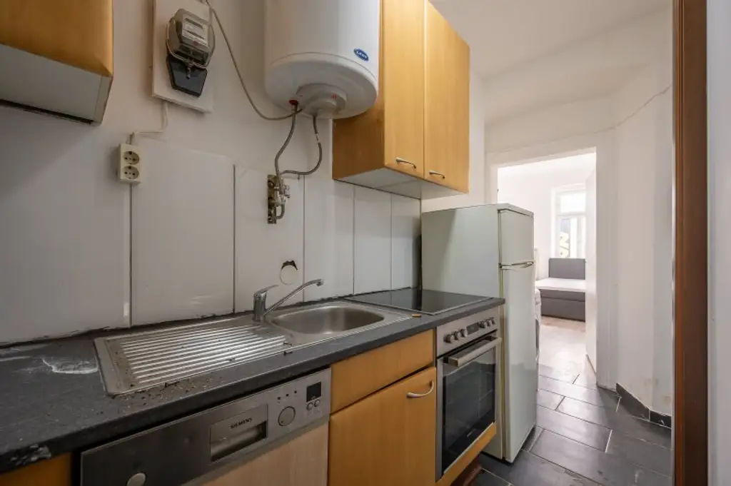 ++NEU++ sanierungsbedürftige 1-Zimmer Altbauwohnung in 1120!