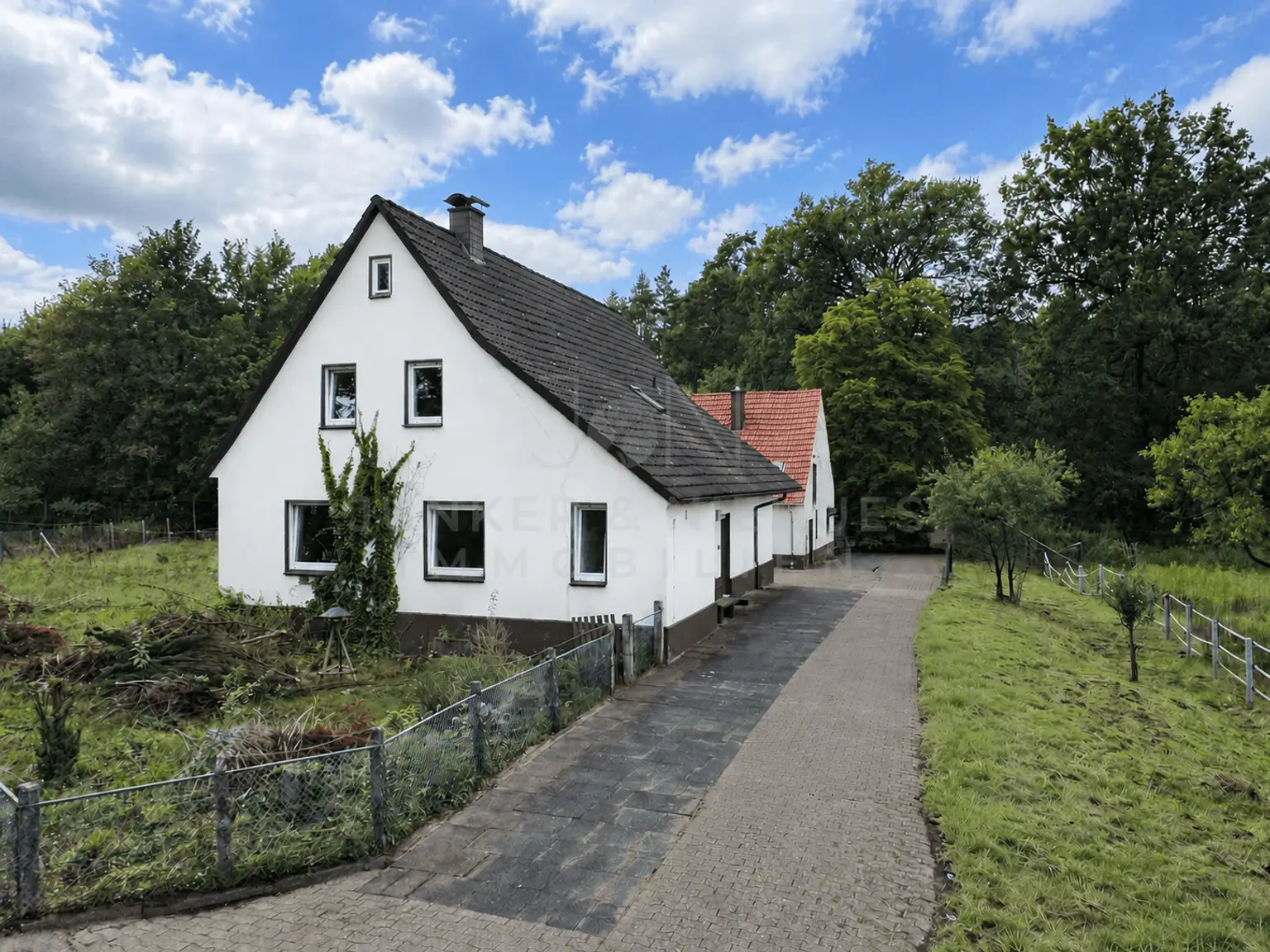 Hausansicht und Einfahrt