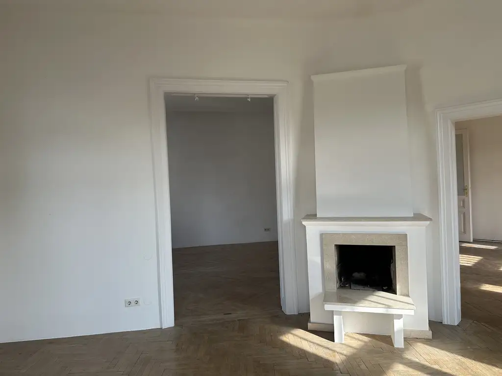 Wiener Klassik: Sanierungsbedürftige Wohnung mit Balkon