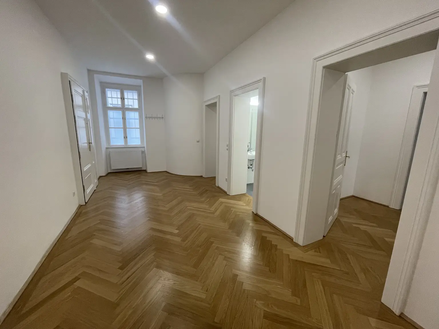 UNBEFRISTET: Klimatisierte Altbauwohnung im Stadtzentrum